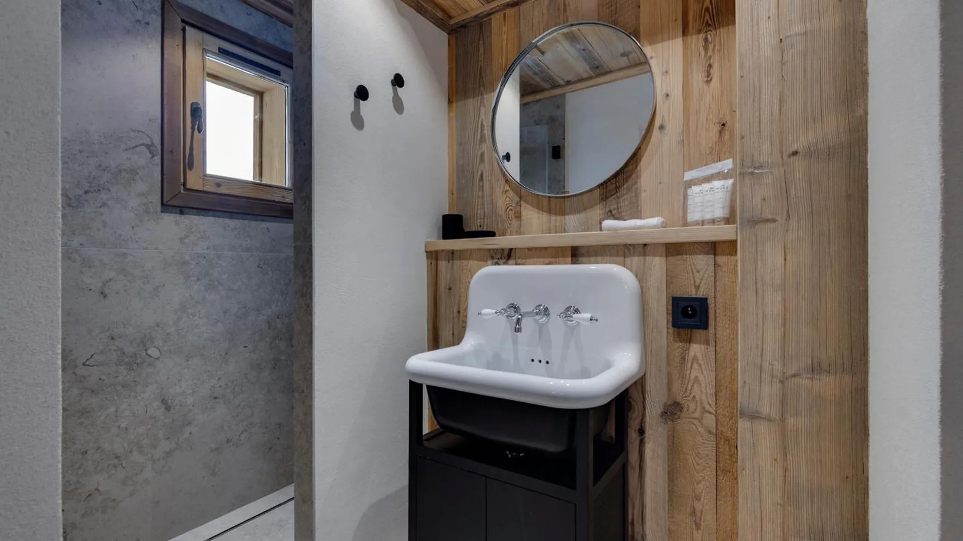 Appart. De 3 Ch. Avec Jacuzzi, Wi-Fi, Parking, A 500M Des Pistes - Fr-1-690-14 La Rosiere  Apartment La Rosiere (Savoie)